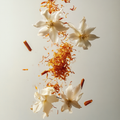 Eine künstlerische Darstellung der Duftnoten von Asabi No. 2 Intense mit Safranfäden, Jasminblüten, Zedernholzspänen und Amberharz auf hellem Hintergrund