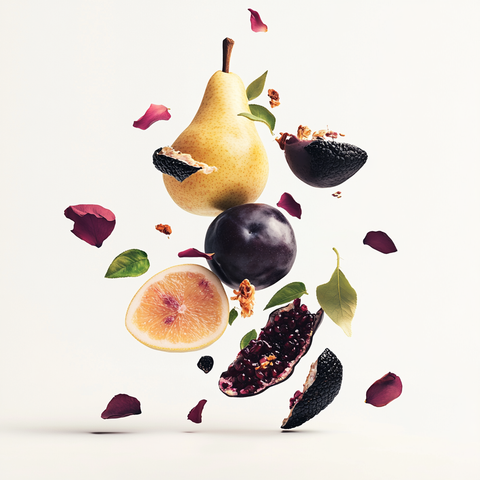Eine kunstvolle Darstellung der Duftnoten von Montale Beast Love mit Birne, Pflaume, sizilianischer Bergamotte, türkischer Rose, haitianischem Vetiver, weißem Zedernholz, schwarzem Leder, Moschus, brasilianischer Tonkabohne, Vanille und Amber auf einem neutralen Hintergrund