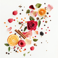 Eine künstlerische Darstellung der Duftnoten von Widian Granada mit Bergamottenscheiben, Himbeeren, rosa und schwarzen Pfefferkörnern, Rosenblüten, Wacholderbeeren, Zimtstangen, Zedernholzstücken, Vetiverwurzeln, Eichenmoos, Patchouliblättern, Labdanumharz, Ambersteinen und Moschuselementen auf hellem Hintergrund
