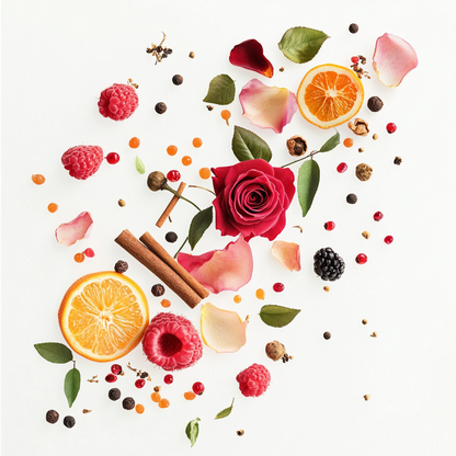 Eine künstlerische Darstellung der Duftnoten von Widian Granada mit Bergamottenscheiben, Himbeeren, rosa und schwarzen Pfefferkörnern, Rosenblüten, Wacholderbeeren, Zimtstangen, Zedernholzstücken, Vetiverwurzeln, Eichenmoos, Patchouliblättern, Labdanumharz, Ambersteinen und Moschuselementen auf hellem Hintergrund